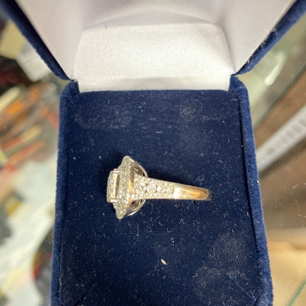 Engagement ring - Picture 4 of 4